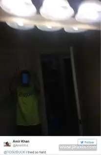  拍照新姿势小伙双手合十自拍照掀起模仿狂潮