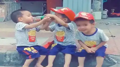 三胞胎相亲相爱,这样的画面,真是太搞笑了