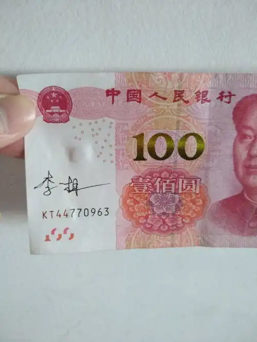  100块钱用中性笔写上名字,这钱是不是作废了能花出去吗发工资了,发现钱上面都是名字有拿铅笔有拿