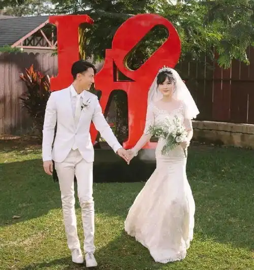  她是陪伴吴尊24年的妻子,今穿白色鱼尾婚纱,一家四口好温馨