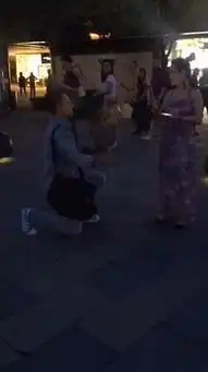 网曝三里屯男子尴尬表白喇叭传出收废品叫卖声  网曝三里屯男子尴尬表白喇叭传出收废品叫卖声