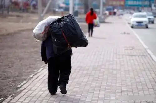 小区里,那个捡垃圾的老奶奶  小区里,那个捡垃圾的老奶奶