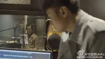  黑粉曝光杨幂女儿照片杨幂衣服被男人现场撕