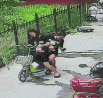  搞笑gif趣图控制不住就不要拧油门了