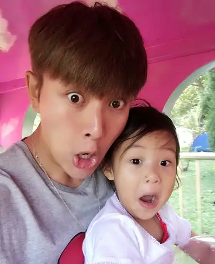 甜馨跟贾乃亮不亲聚餐后奶奶抱着甜馨偷偷流泪  甜馨跟贾乃亮不亲聚餐后奶奶抱着甜馨偷偷流泪