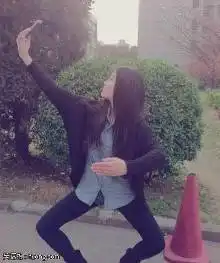  搞笑图片学生妹子用被子,毯子和枕巾,做出各种古代范