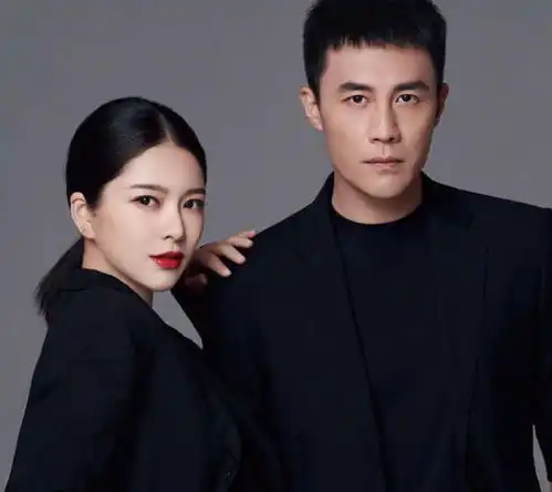  王灿带女儿做体检,产后脱发到额头泛光,合照背景一身黑杜淳