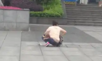  女子带着小孩当街大便后走人留一地黄金