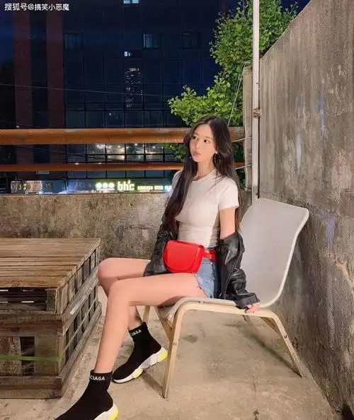  搞笑gif趣图问君能有几多愁,恰似狗头卡墙头