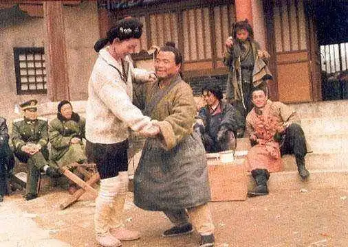  幽默笑话妈说看水浒传呀,武大郎要不是有个兄弟,死的多冤呀