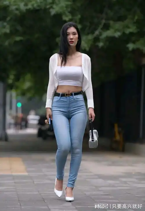  穿白色抹胸的牛仔裤美女