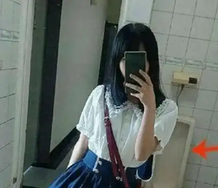  搞笑美女趣图妹子你是认真的吗,怎么还有心思拍照呢