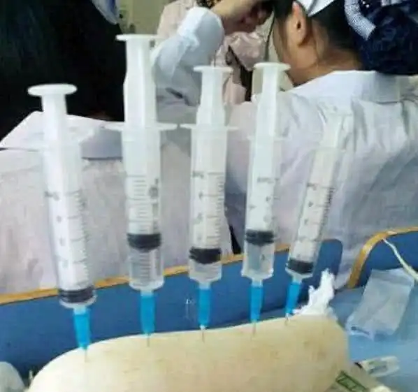 爆笑段子小学时犯了错,挨老师批评,心里不舒服  爆笑段子小学时犯了错,挨老师批评,心里不舒服