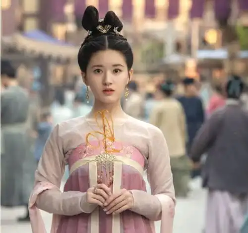  赵露思忽胖忽瘦,演陈芊芊时露出双下巴,演李乐嫣时竟拥有直角肩
