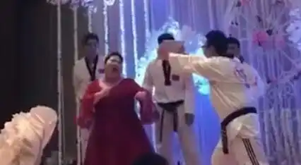  搞笑gif图片大哥你一个群演,太特么会抢戏了