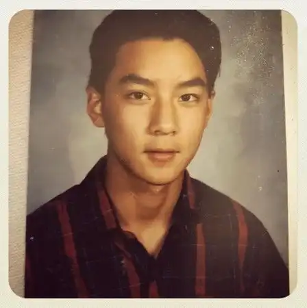  吴彦祖晒合照现秃头危机老婆笑言就算光头也帅