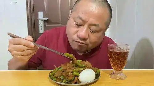  搞一个青椒炒肉片,一个咸鸭蛋,喝个早酒