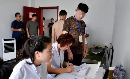  我光着身子参军体检,一名姑娘推门进来将我看光,如今成我枕边妻
