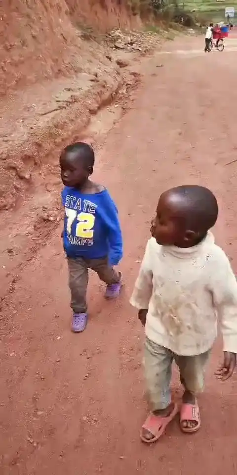 黑人小孩在干什么  黑人小孩在干什么