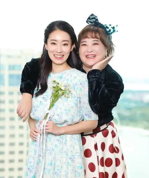  娱乐圈好现实张小斐走红前后对比,堪称灰姑娘变公主的真实写照