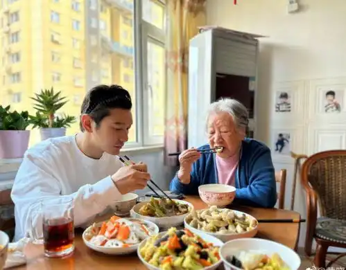  黄晓明陪奶奶吃饭,饭桌上有五个菜,画面十分温馨