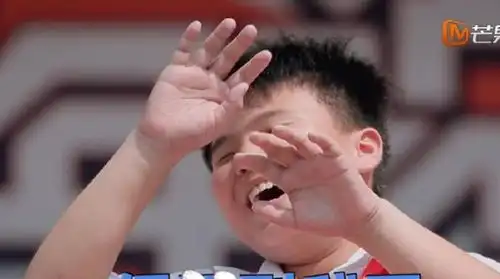  少年说毕业少年还原爆笑表情包,最后一句话却让全班同学泪目