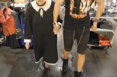 93岁奶奶恶搞27岁孙子,一夜爆红,狂吸1300万人围观  93岁奶奶恶搞27岁孙子,一夜爆红,狂吸1300万人围观