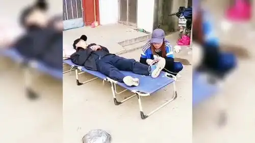 最佳损友整蛊恶搞现场,真是让人防不胜防,实在是太欠揍了  最佳损友整蛊恶搞现场,真是让人防不胜防,实在是太欠揍了