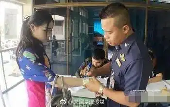  泰国人妖皇后参加征兵体检身后男子翻白眼表示嫌弃