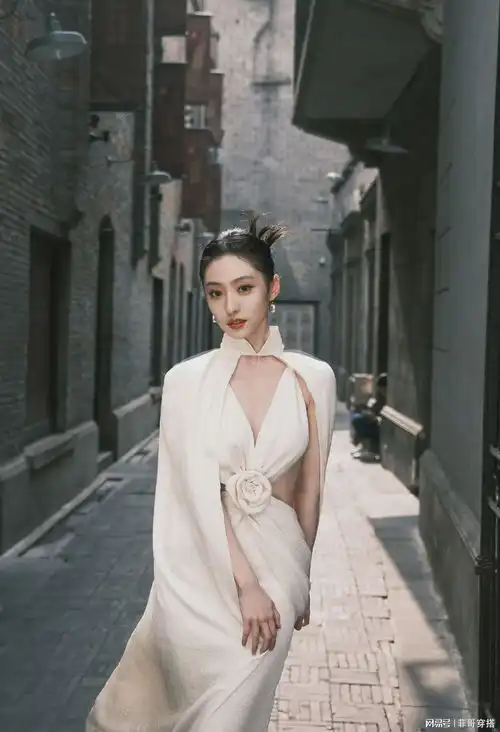  胡连馨同框杨颖杨超越,白色露背裙大胆张扬,手拿玫瑰故事感满满