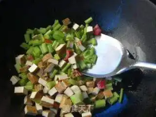  甜椒芹菜炒豆干的做法甜椒芹菜炒豆干怎么做万山红的菜谱