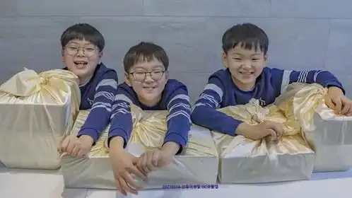 宋民国三兄弟近照曝光,身穿同款卫衣花式比心,三倍可爱  宋民国三兄弟近照曝光,身穿同款卫衣花式比心,三倍可爱