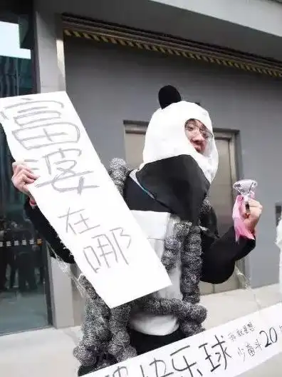  搞笑逗比动图合集,美女坐猪猪车太滑稽逗比哈哈笑死人了