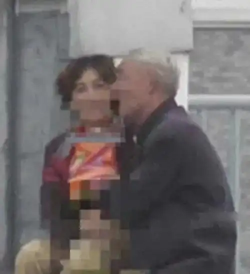 大爷大妈在公园卖