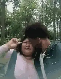  搞笑gif看你俩这幸福劲,一定就是传说中的真爱吧