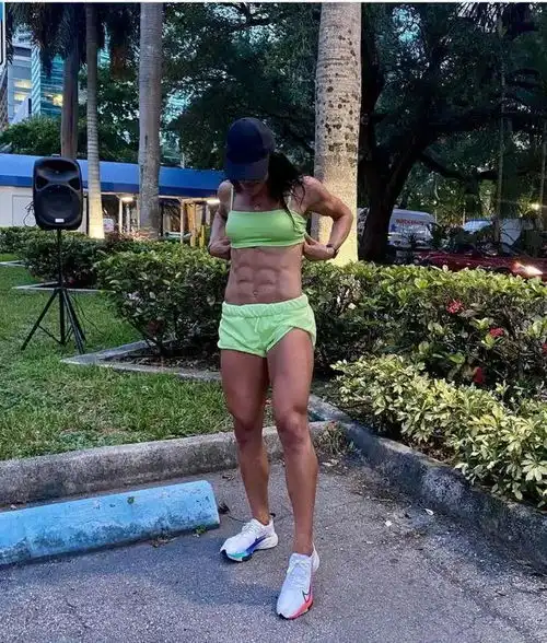  又美又野的亚马逊女神,搓衣板腹肌紧致大腿饱满翘臀是你的喜欢菜吗