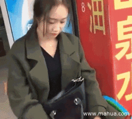  搞笑gif大爷你在外这么不正经,大妈在家知道吗
