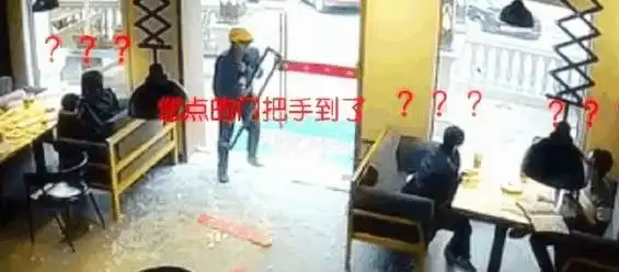  每日一笑老板,帮我剪一个有钱人的发型,哥不差钱