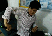  搞笑gif趣图本以为是个文静的妹子,想不到还有一个有趣的灵魂