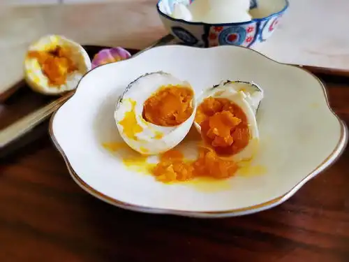  咸鸭蛋这样腌制,保证个个翻沙流油