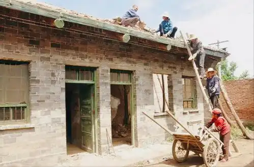 河南小伙翻新看房子意外得到一批老酒,结果行家大呼可惜,为啥  河南小伙翻新看房子意外得到一批老酒,结果行家大呼可惜,为啥