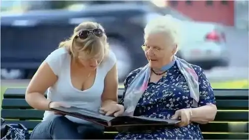 爆笑恶搞,陪老太太看怀旧相册竟看到自己,路人懵逼直挠头  爆笑恶搞,陪老太太看怀旧相册竟看到自己,路人懵逼直挠头