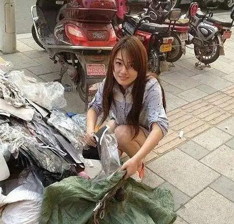 搞笑gif趣图没想到现在收废品的也要这样的等级吗  搞笑gif趣图没想到现在收废品的也要这样的等级吗