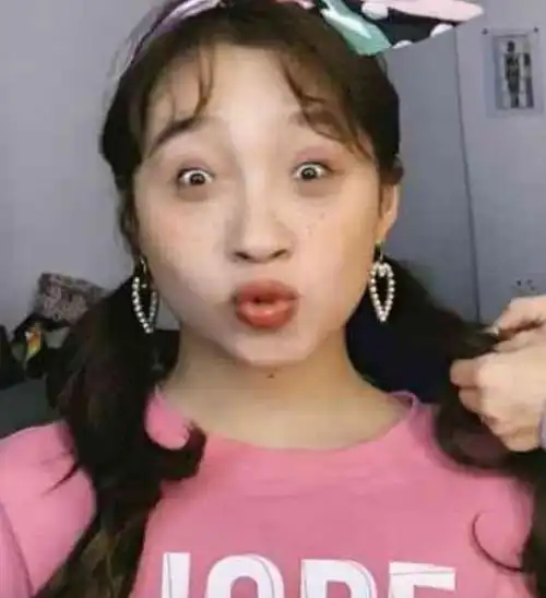  关晓彤自黑曝出丑照,下一秒露出惊世容颜,网友女神真顽皮