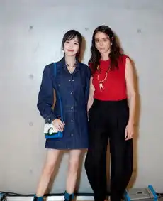  唐嫣高调亮相活动,妥妥的冰美人既视感,背对镜头花式比心