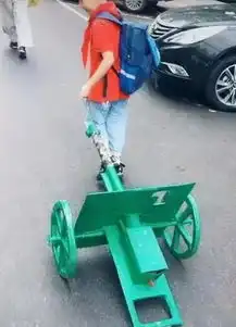  搞笑gif看来你是没吃饭,一脚被踢跑