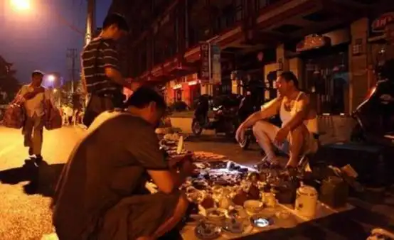  我国风靡一时的地摊文化,为何突然就凉了实情好笑却真实