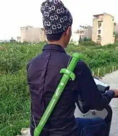  小伙子竟然这样向女友求婚,哈哈哈这操作简直没谁了