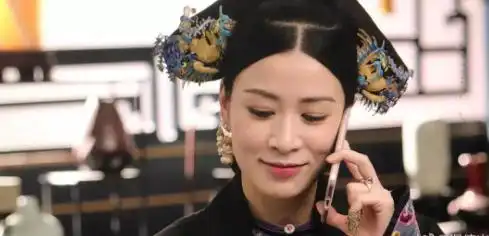 延禧幕后秦岚剧组过生日许愿的样子好美,娴妃玩手机看着很和谐