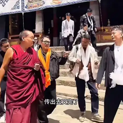  61岁李连杰拉萨求佛,幽默回应走不动传闻,现场被友人要求打太极
